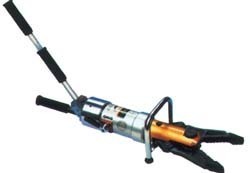 江蘇水星消防裝備主營消防器材、破拆工具、救生設(shè)備、洗消產(chǎn)品、偵檢儀器、堵漏工具、輸轉(zhuǎn)設(shè)備、警戒器材、通訊設(shè)備、個(gè)人防護(hù)、照明排煙、其他裝備